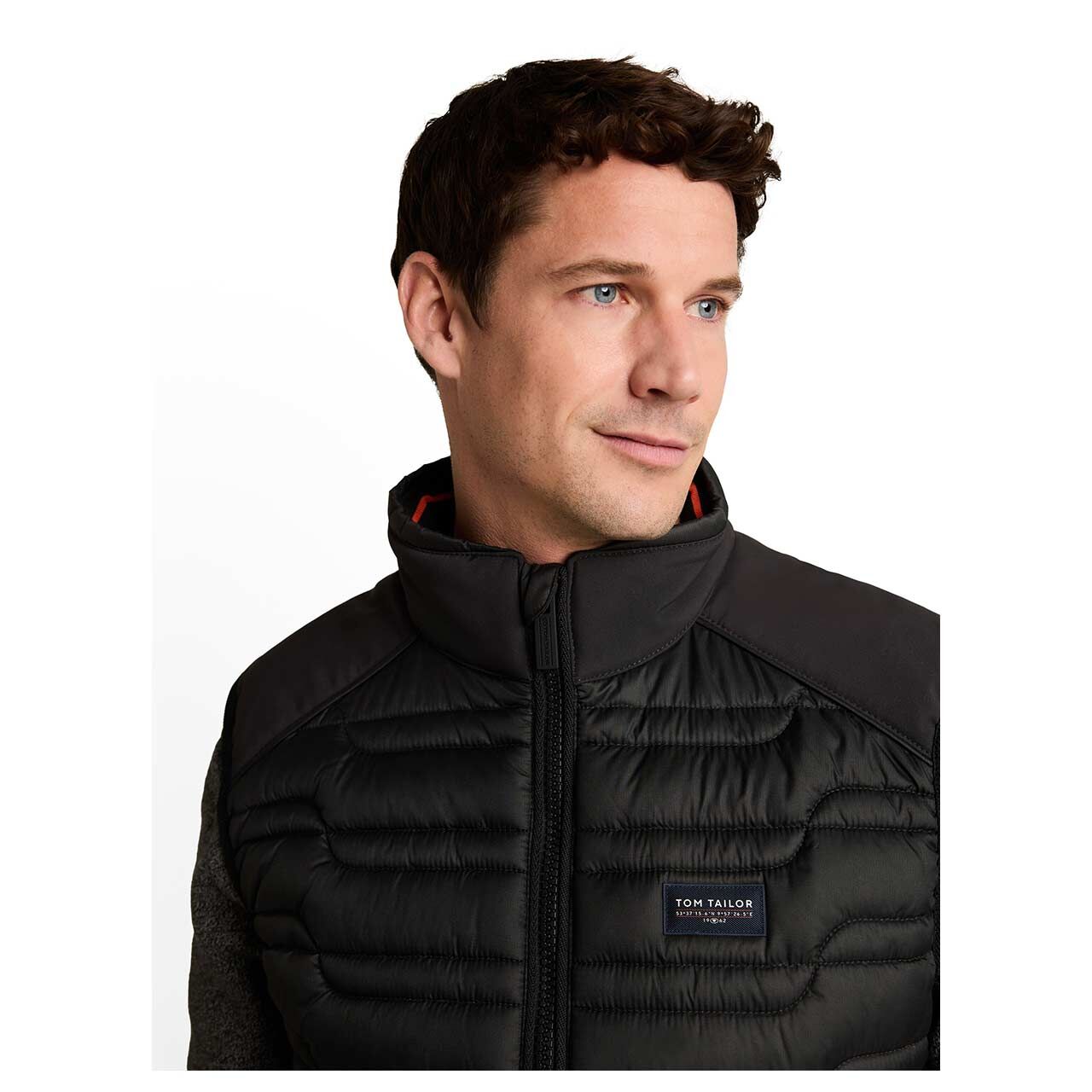 Herren Weste Hybrid Vest von Tom Tailor in Schwarz, Vorderansicht am Modell