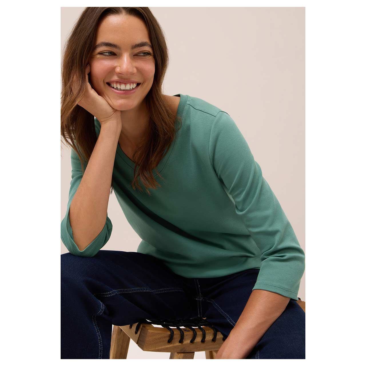 Damen 3/4 Arm Shirt Basic V-Neck von Cecil in Grün, Detailansicht am Model