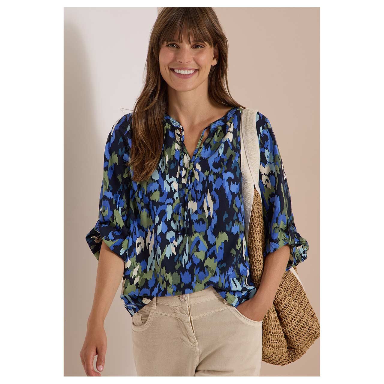 Damen 3/4 Arm Bluse von Cecil in Dunkelblau mit Print, detaillierte Vorderansicht am Model
