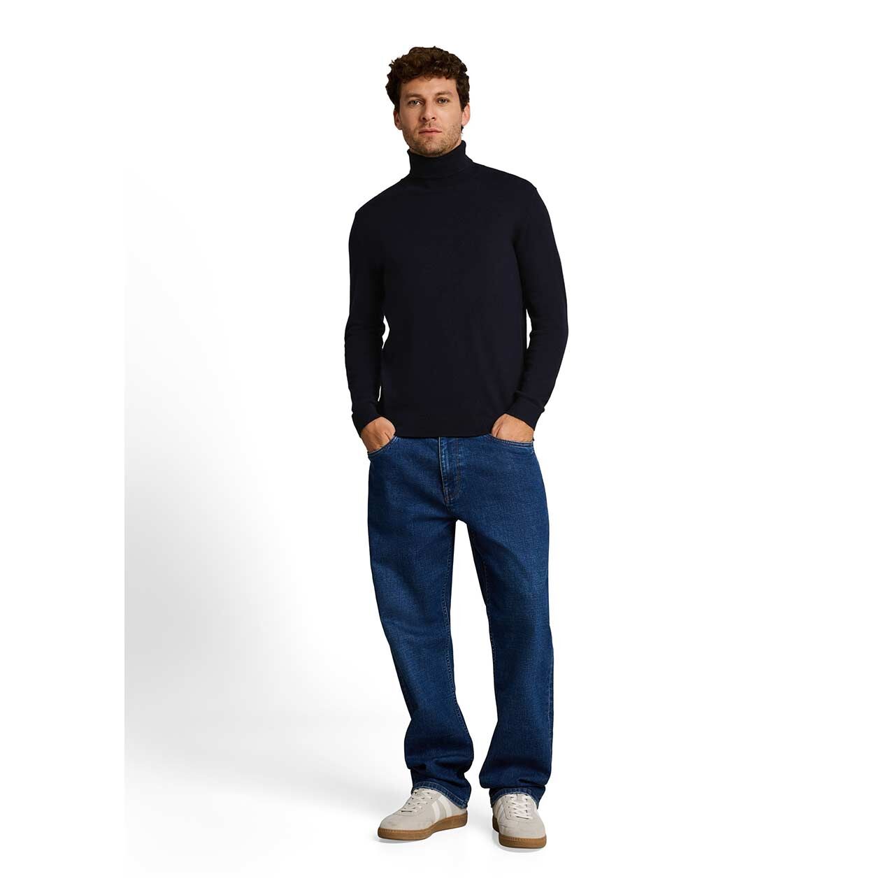 Herren Rollkragen Pullover Cashmere Turtleneck Knit von Tom Tailor in Dunkelblau meliert, Ganzkörperansicht am Model