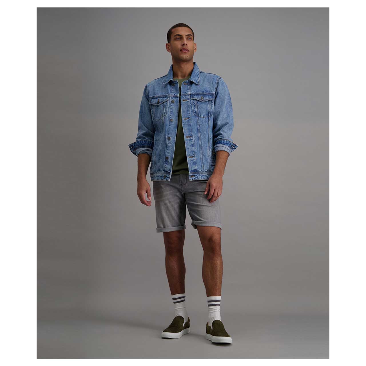 Bermuda Jeans Finn Megaflex von Pioneer in Grau angewaschen, Ganzkörperansicht Model