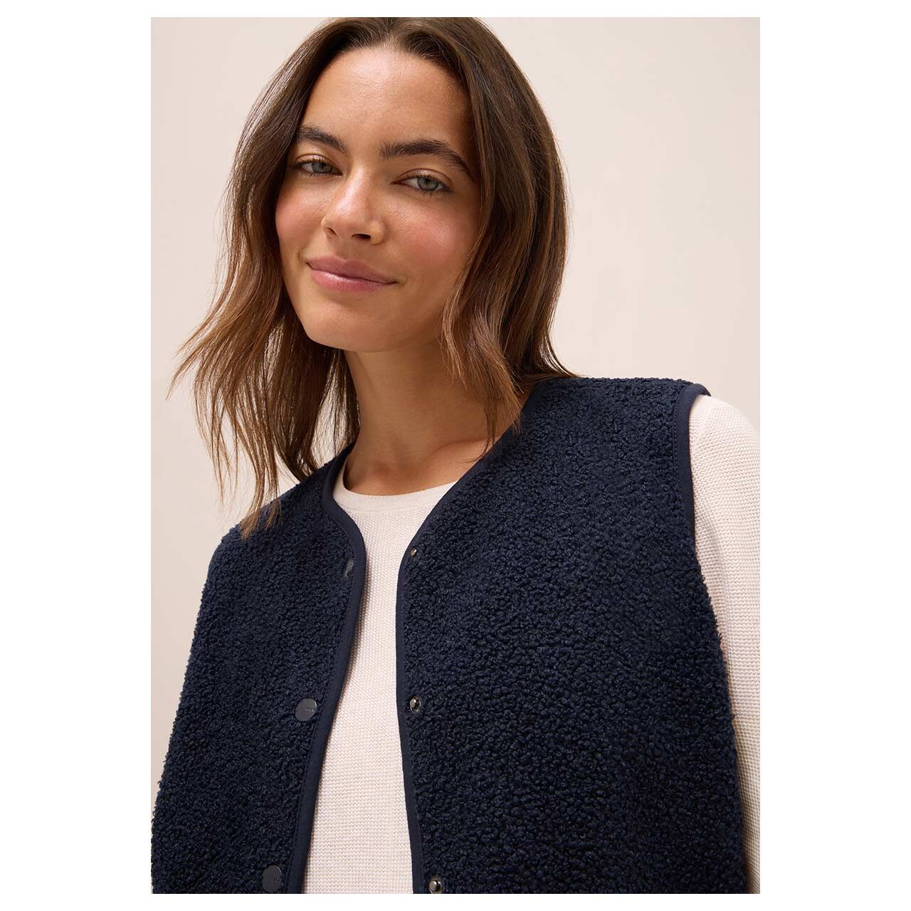 Damen Weste Curly Fake Wool Vest von Cecil in Dunkelblau, detaillierte Vorderansicht am Model
