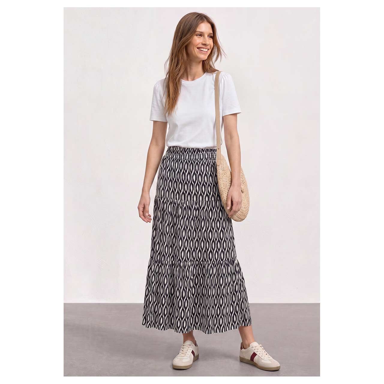 Damen Rock Maxi Volant von Street One in Schwarz mit Print, Ganzkörperansicht am Model