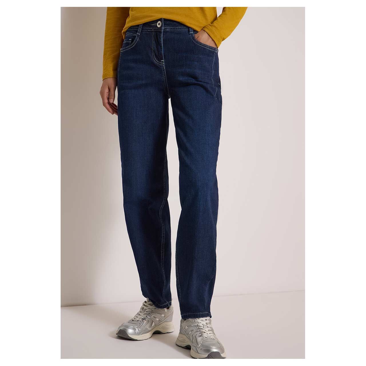 Damen Jeans Scarlett Barrel von Cecil in der Dunkelblau, Vorderansicht am Model