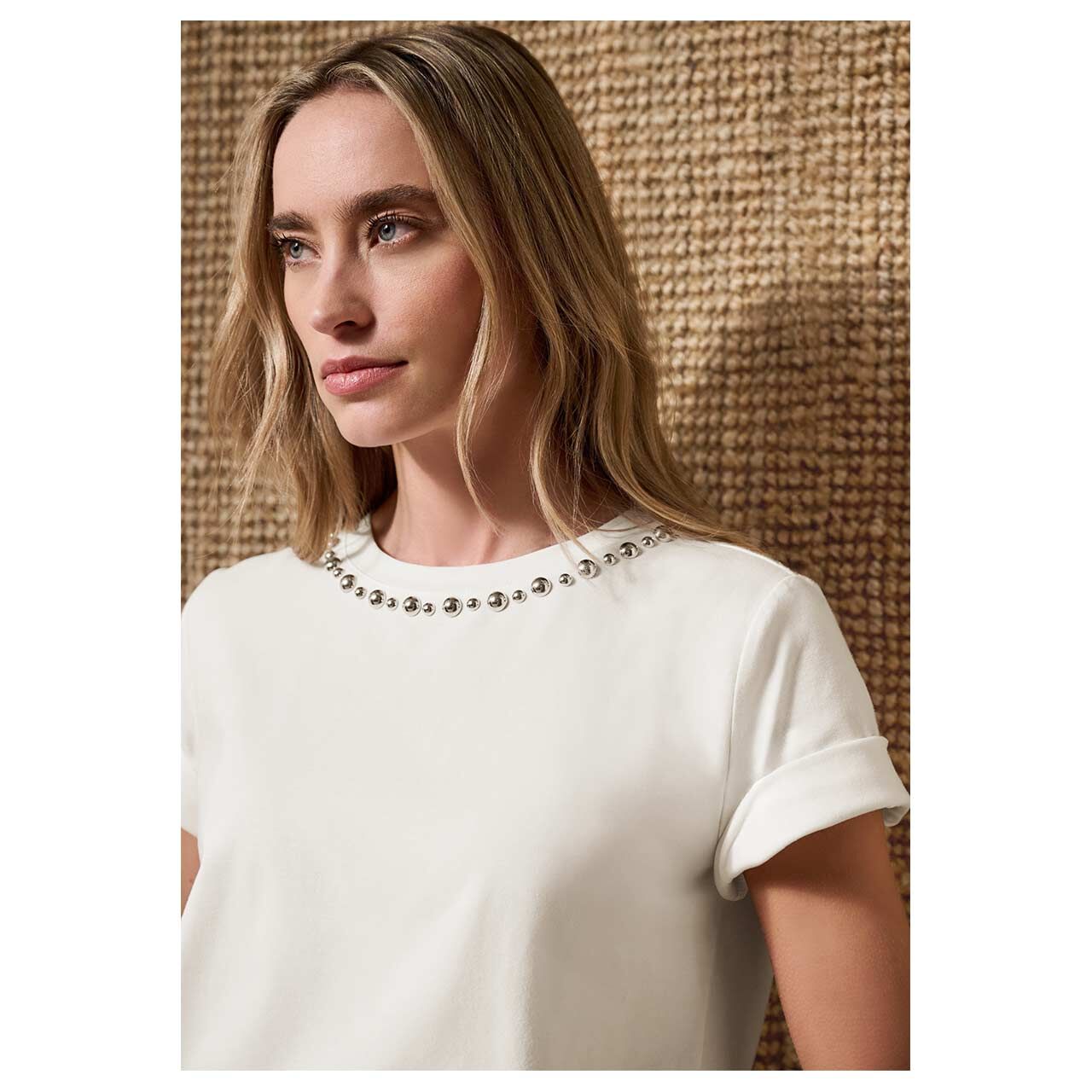 Damen T-Shirt Short Deco Neck von Street One in Cremeweiß, detaillierte Vorderansicht am Model