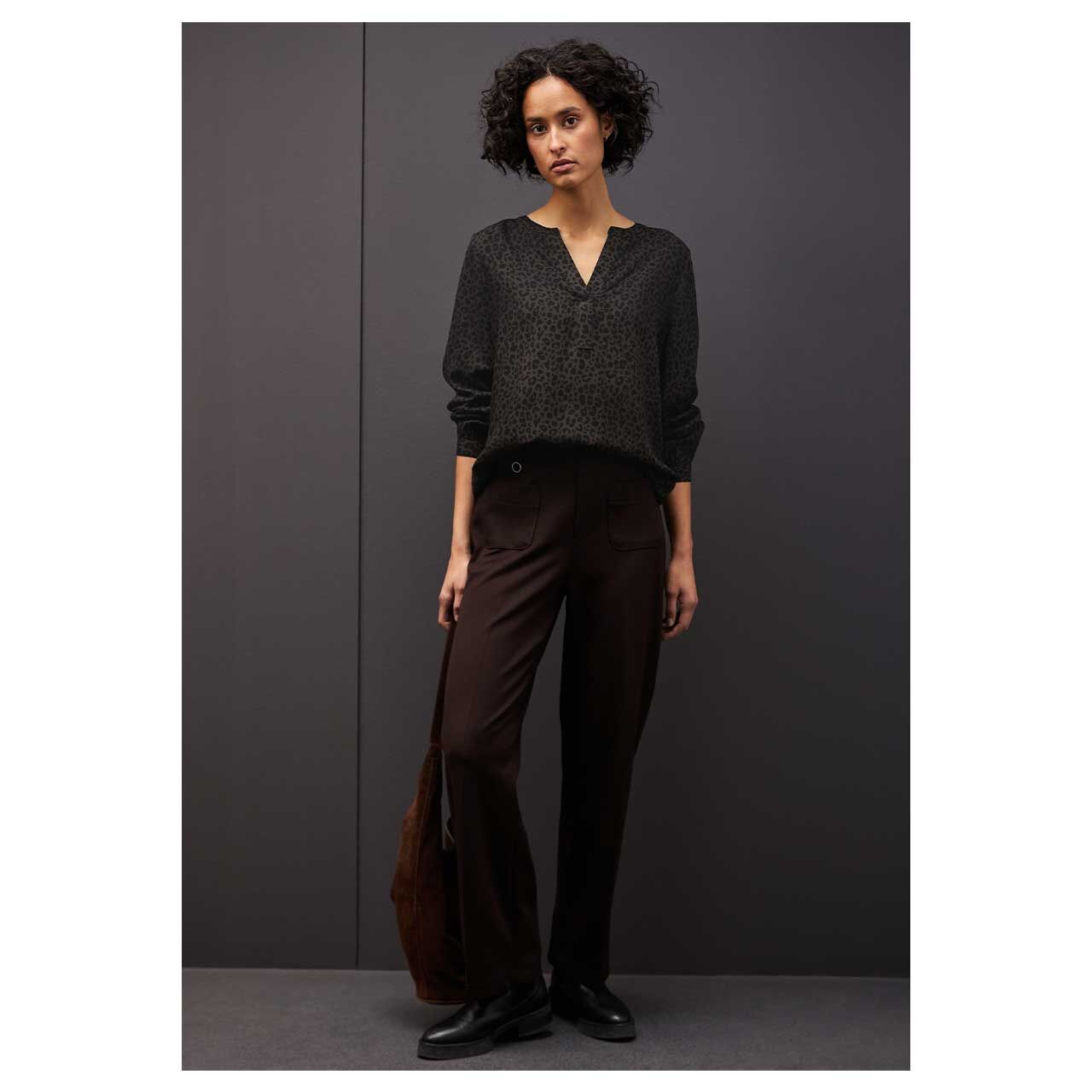 Damen Langarm Bluse Splitneck Tunic von Street One in Dunkelbraun mit Print, Vorderansicht am Model gestylt