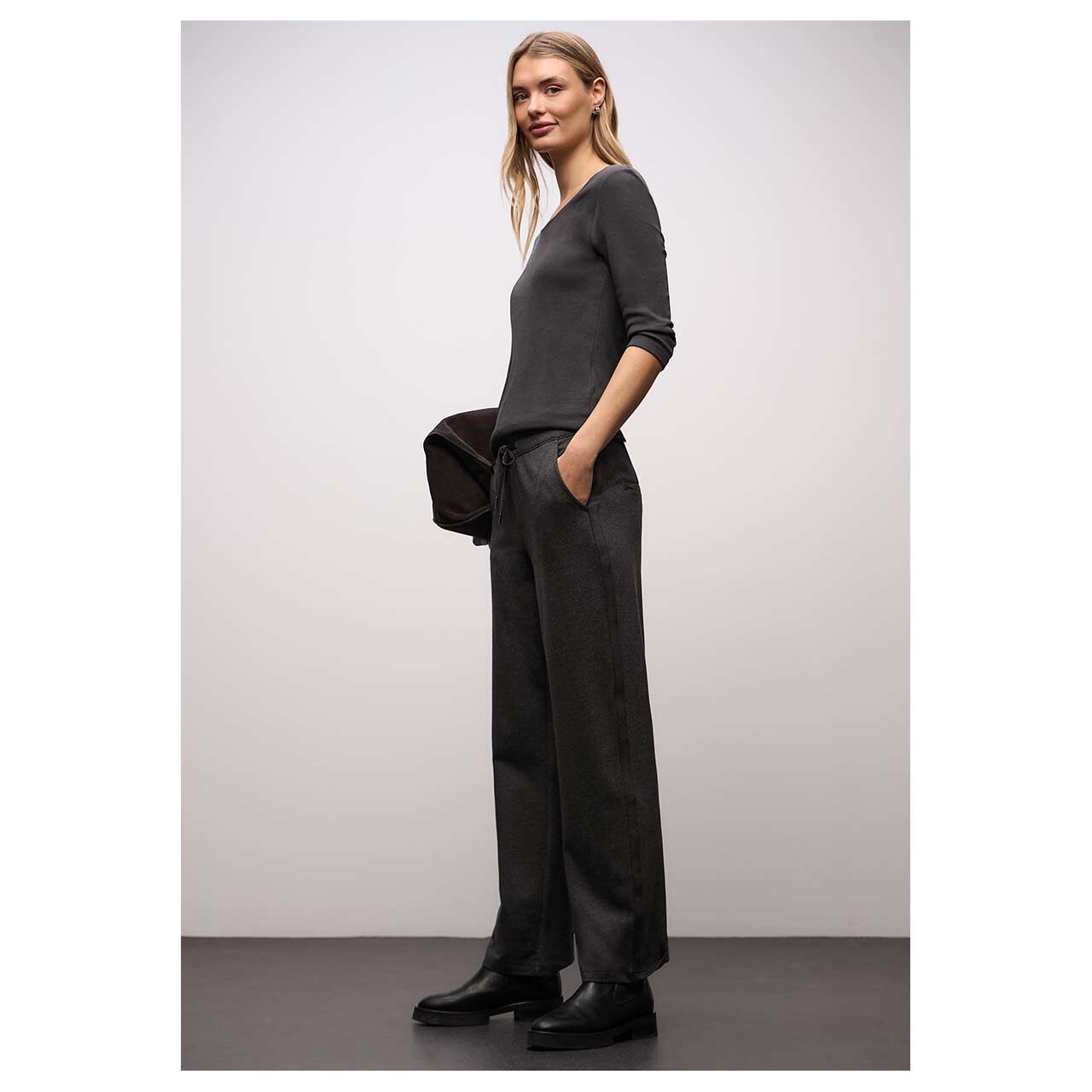 Damen 3/4 Arm Shirt Pania von Street One in Dunkelbraun, Ganzkörperansicht am Model