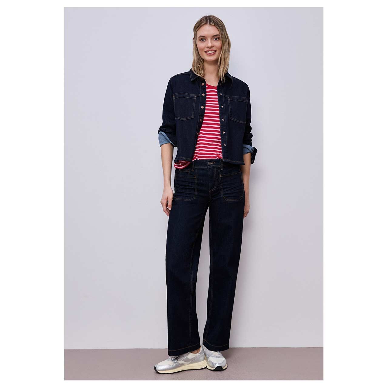 Damen T-Shirt Gerda von Street One in Rot gestreift, Ganzkörperansicht am Model