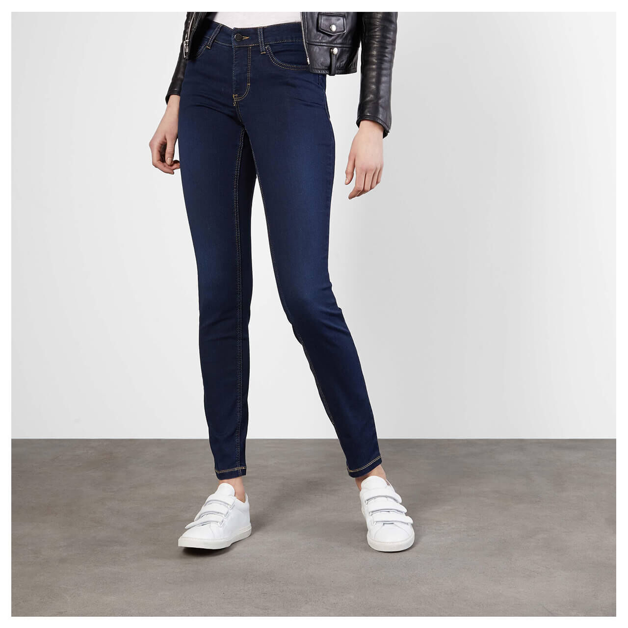 mac-dream-skinny-jeans-dark-blue-d826-model-vorne Stretch Damenjeans Dream Skinny von MAC in Dunkelblau, Model von vorne