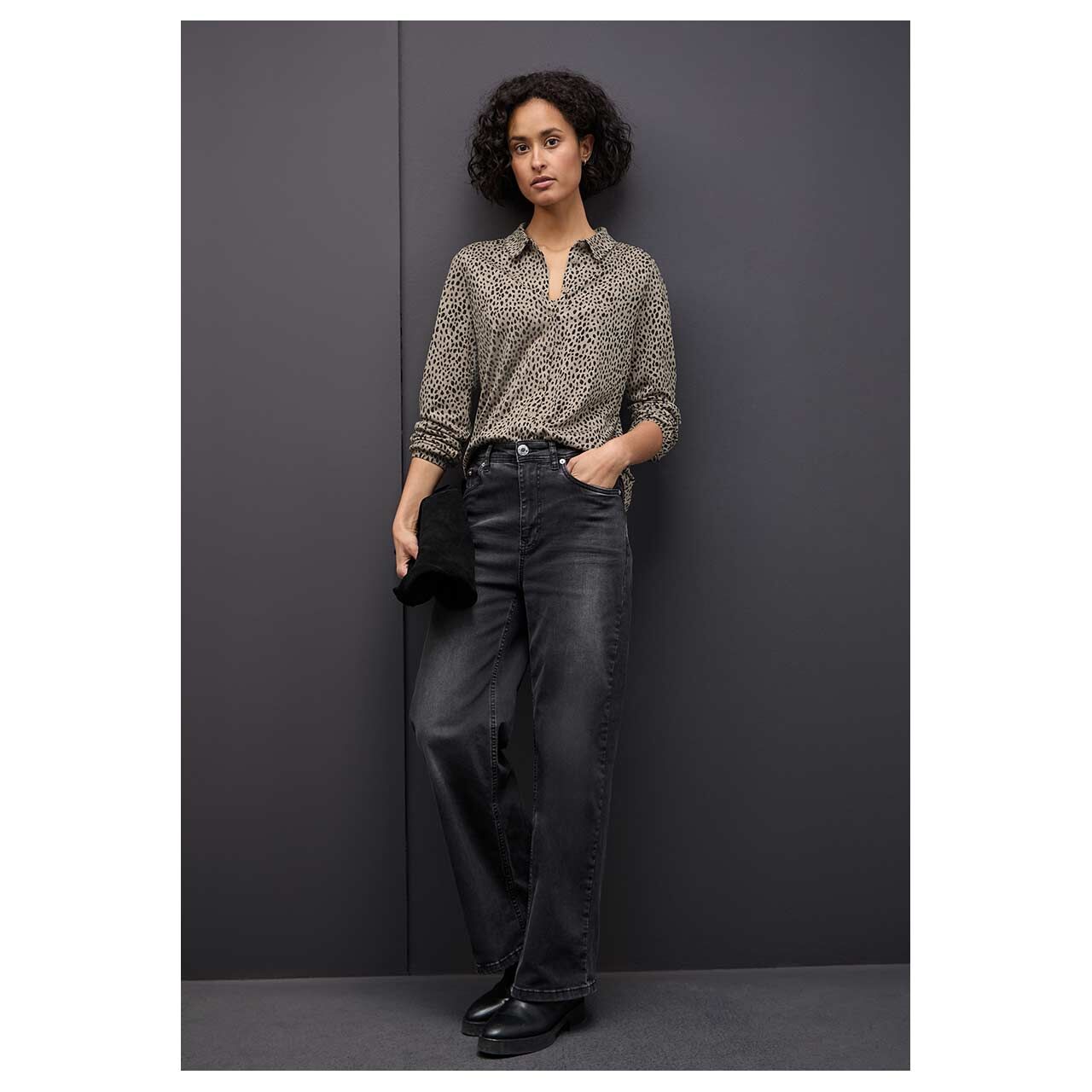 Damen Langarm Bluse Printed Jersey von Street One in Beige mit Print, Ganzkörperansicht am Model