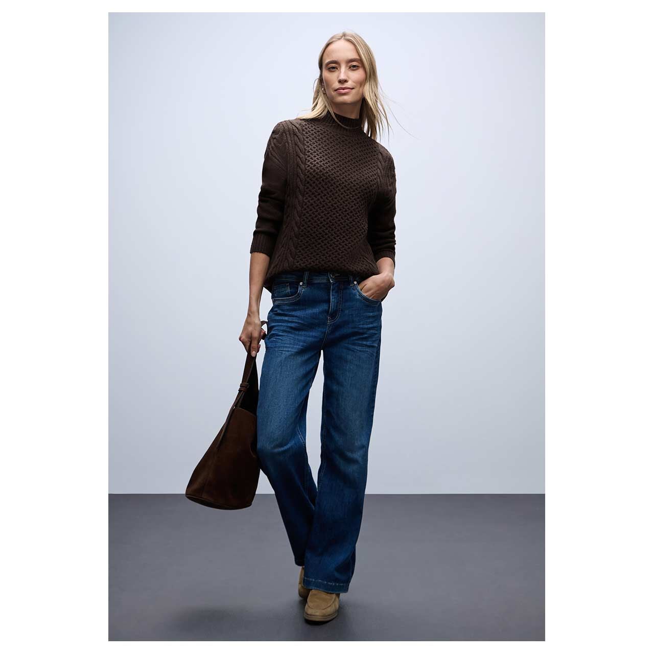 DamDamen Pullover Turtle Neck Cable von Street One in Dunkelbraun, Ganzkörperansicht am Model