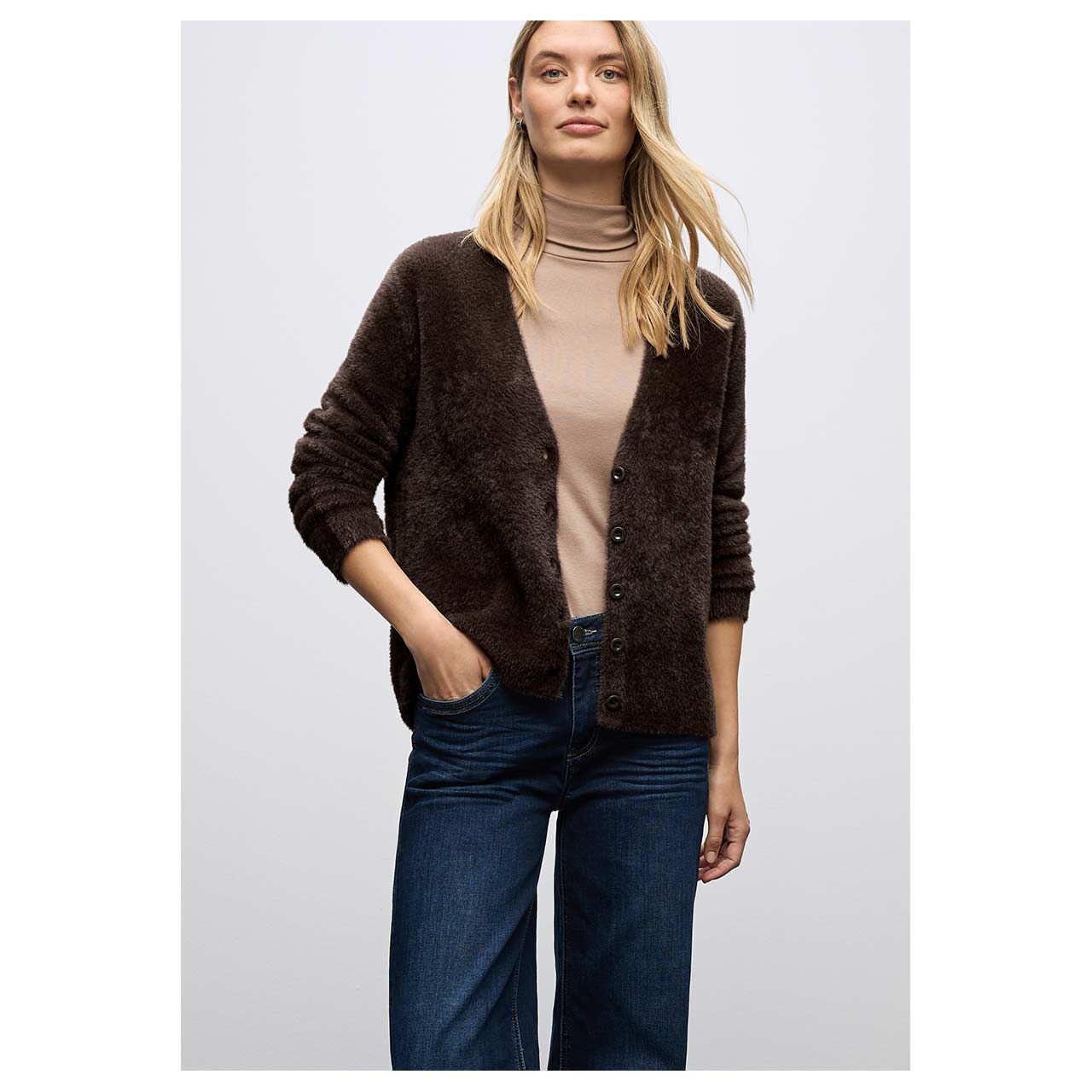 Damen Strickjacke Fluffy Cardigan von Street One in Dunkelbraun, geöffnete Vorderansicht am Model