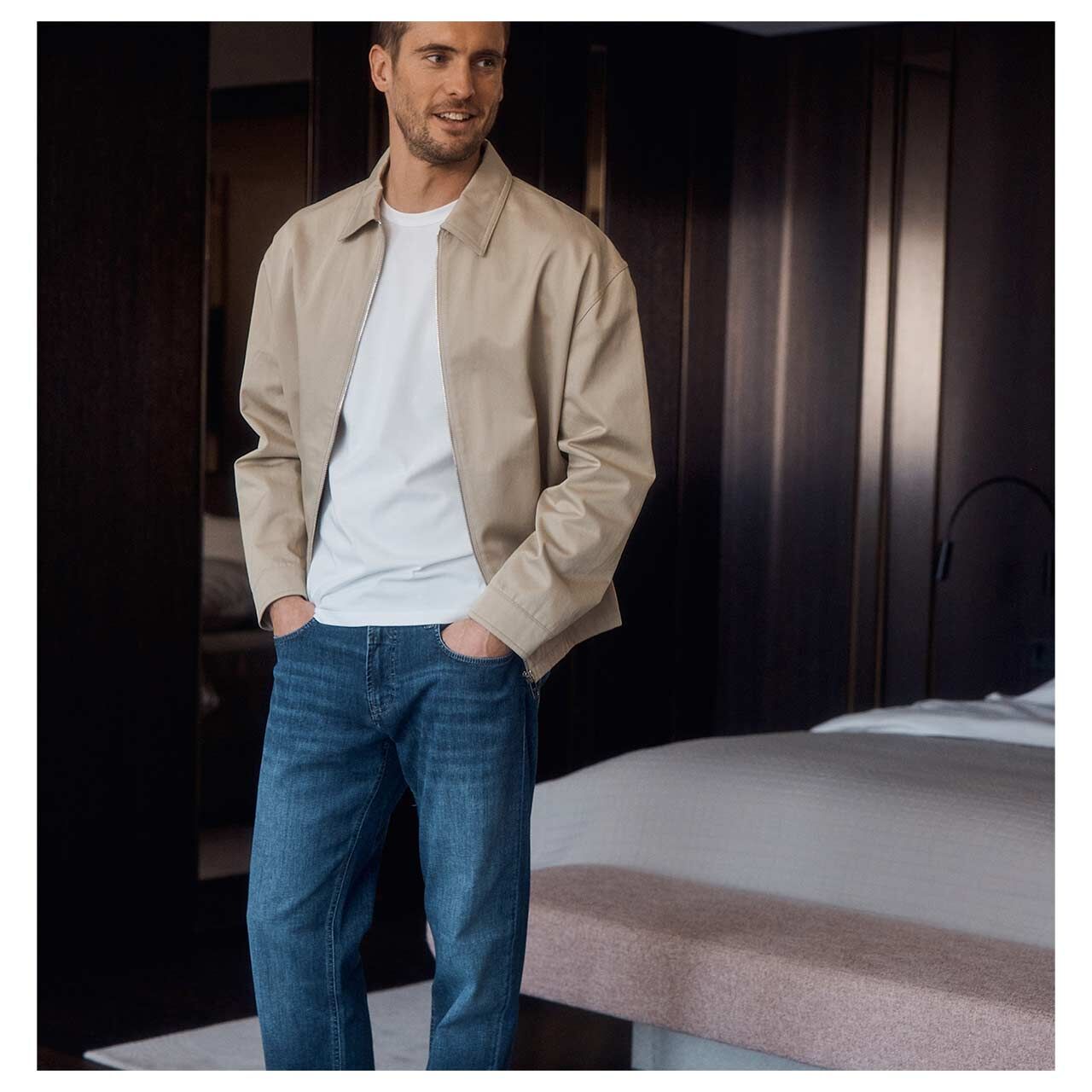 Stretch Herrenjeans Ben von MAC in Dunkelblau verwaschen, Ganzkörperansicht am Model