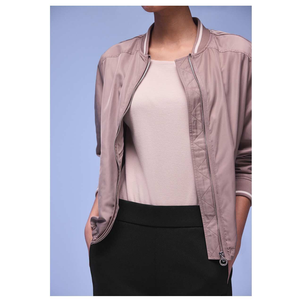 Stretch Damenhose Wide Leg von Street One in Schwarz, Detailansicht vorne am Model