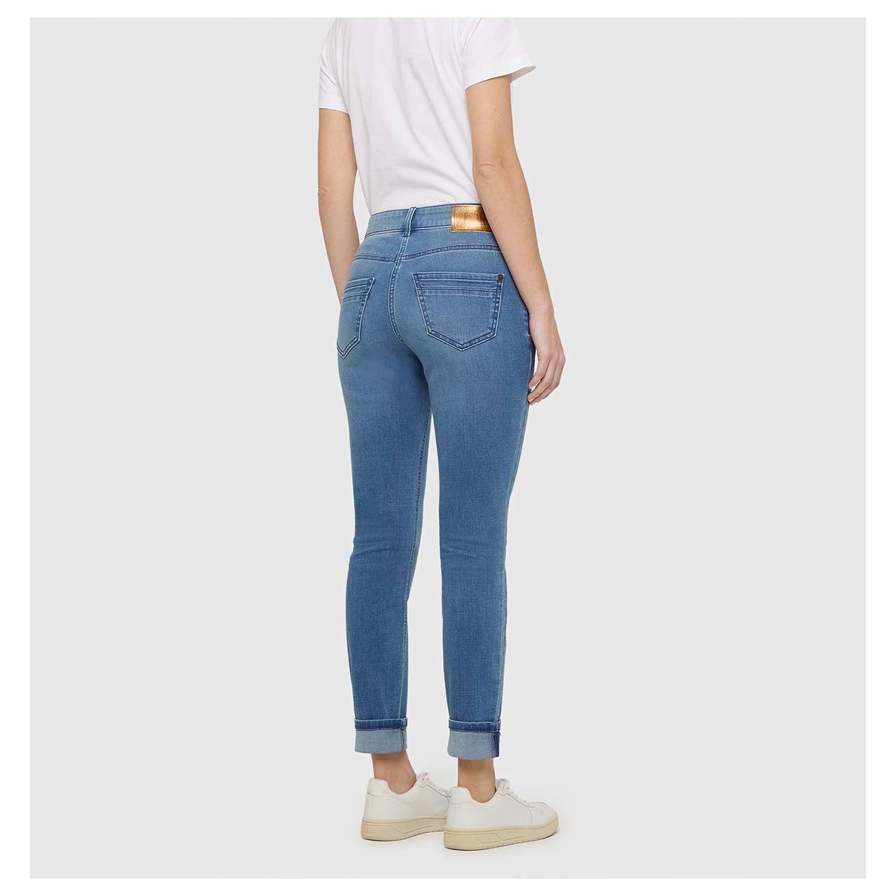 Damenjeans Rich Slim von MAC in Blau verwaschen, Rückansicht am Model