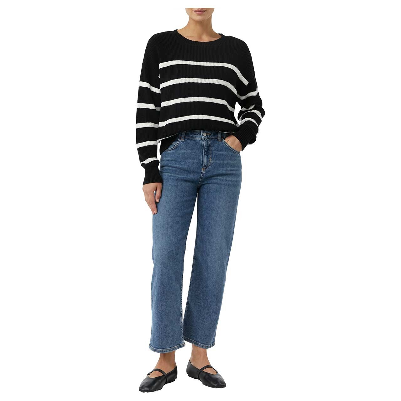 Weitaufnahme Model, Vorderansicht des Damen Pullovers von s.Oliver in Schwarz gestreift