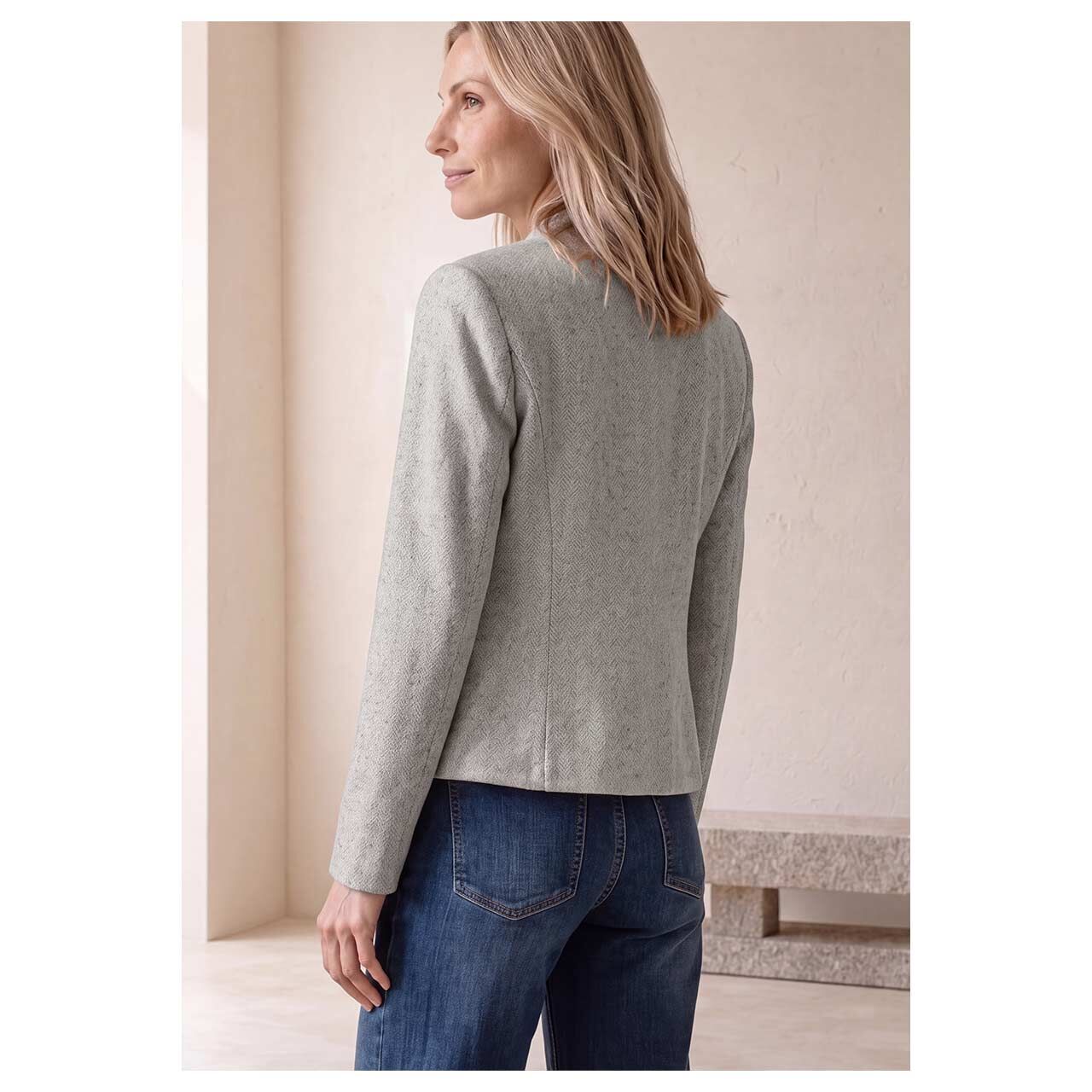 Damen Blazer Herringbone von Street One in Beige mit Print, Rückansicht am Model