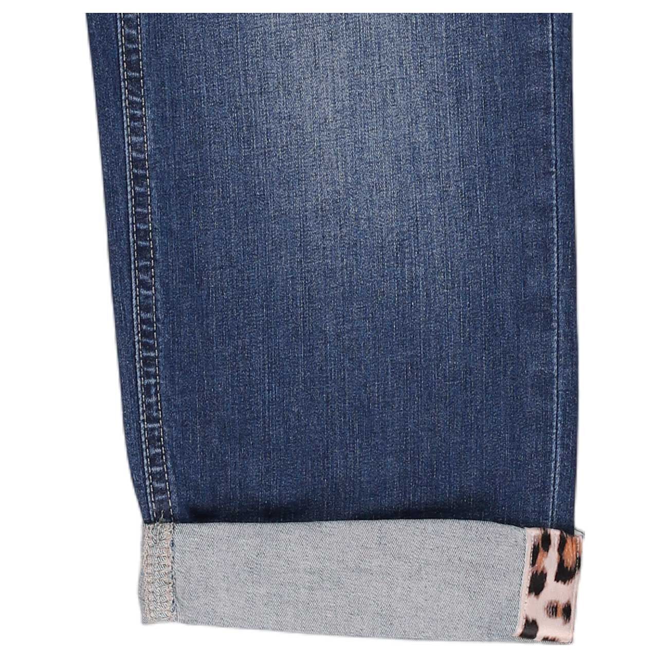 Detailansicht des Saums mit Leo-Bordüre der Damen 3/4 Jeans Cici TU Tape von Angels in Dunkelblau angewaschen