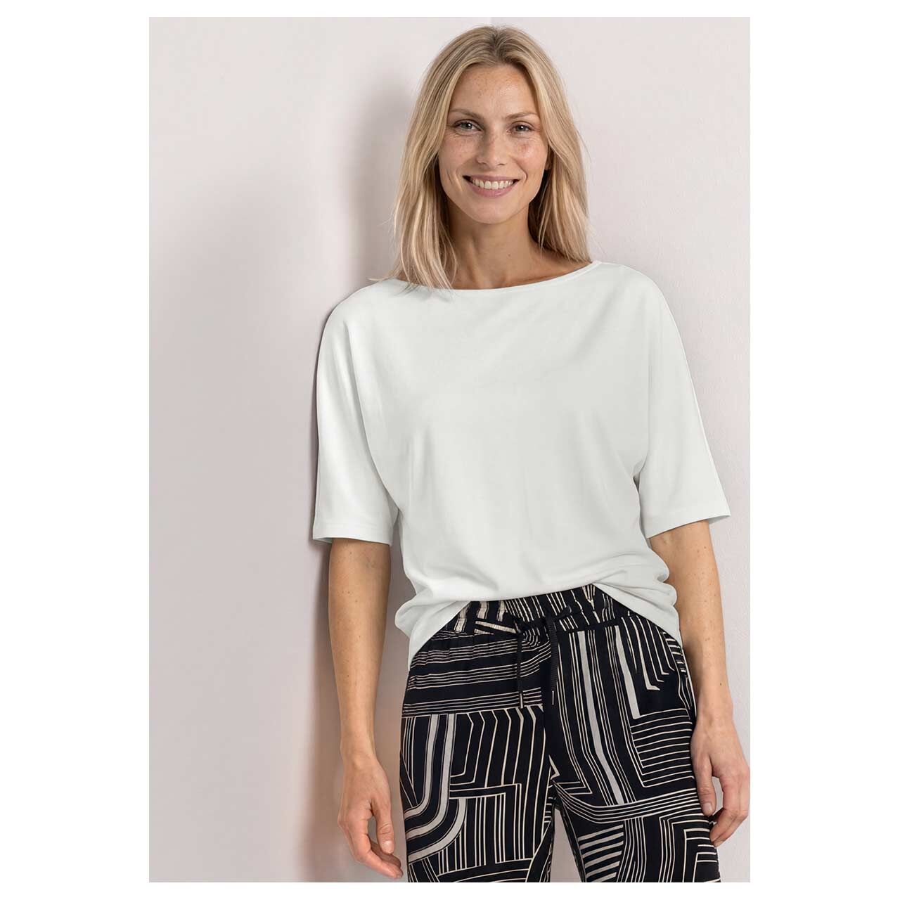 Damen T-Shirt Basic Bottom Cuff von Street One in Cremeweiß, Vorderansicht am Model