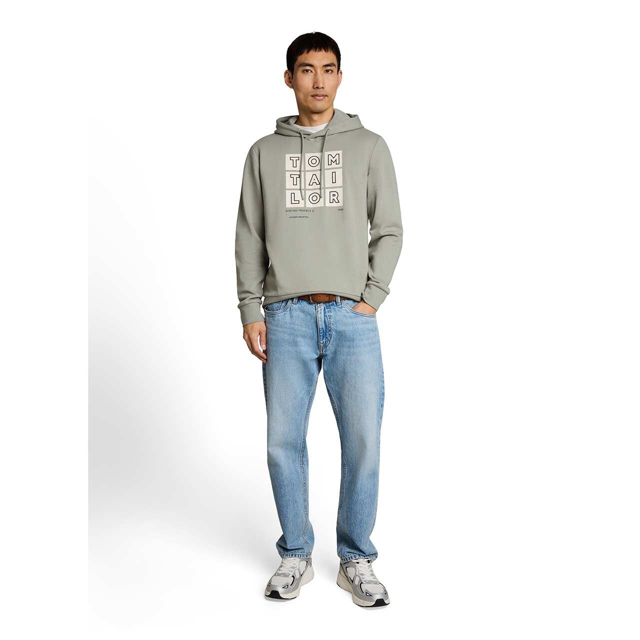 Herren Hoodie Sweatshirt von Tom Tailor in Mintgrün mit Print, Ganzkörperansicht am Model
