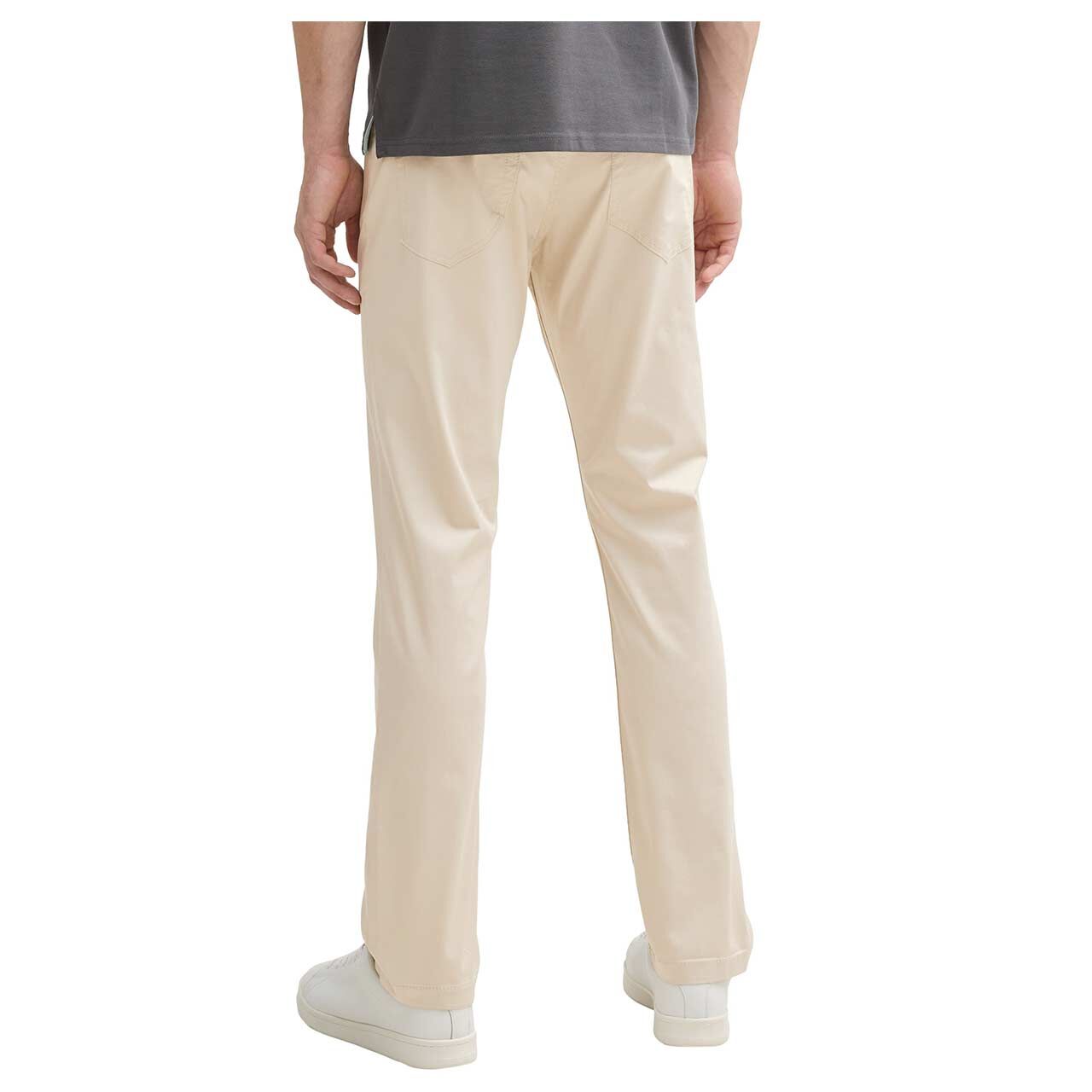 Herren Baumwollhose Josh von Tom Tailor in Hellbeige, Rückansicht am Modell