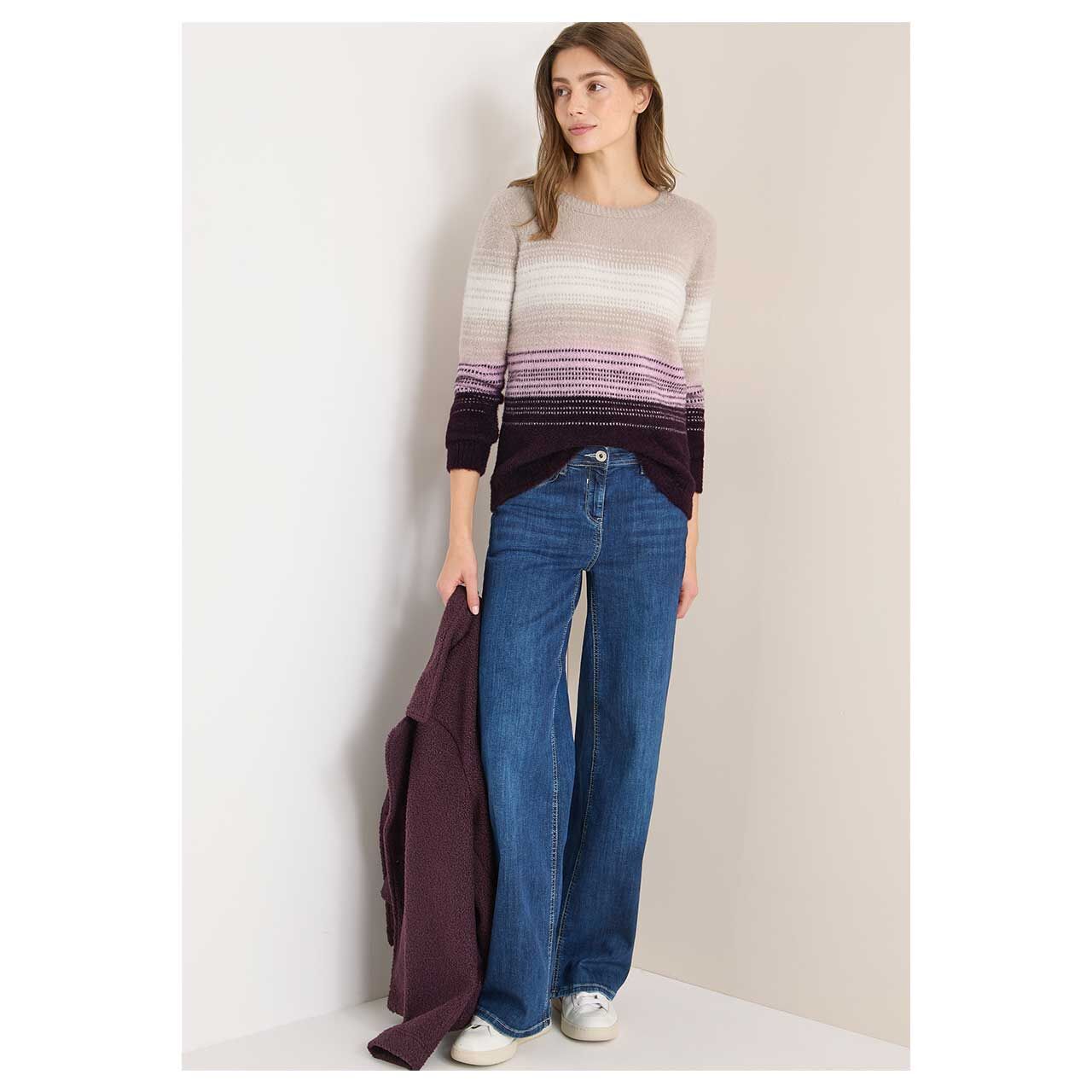 Damen Pullover Feather Yarn Sweater von Cecil in Lila mit Print, Ganzkörperansicht am Model