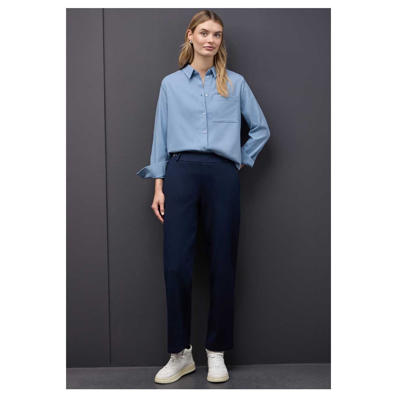 Damen Langarm Bluse Melange Shirtcollar von Street One in Hellblau meliert, Ganzkörperansicht mit geschlossener Bluse