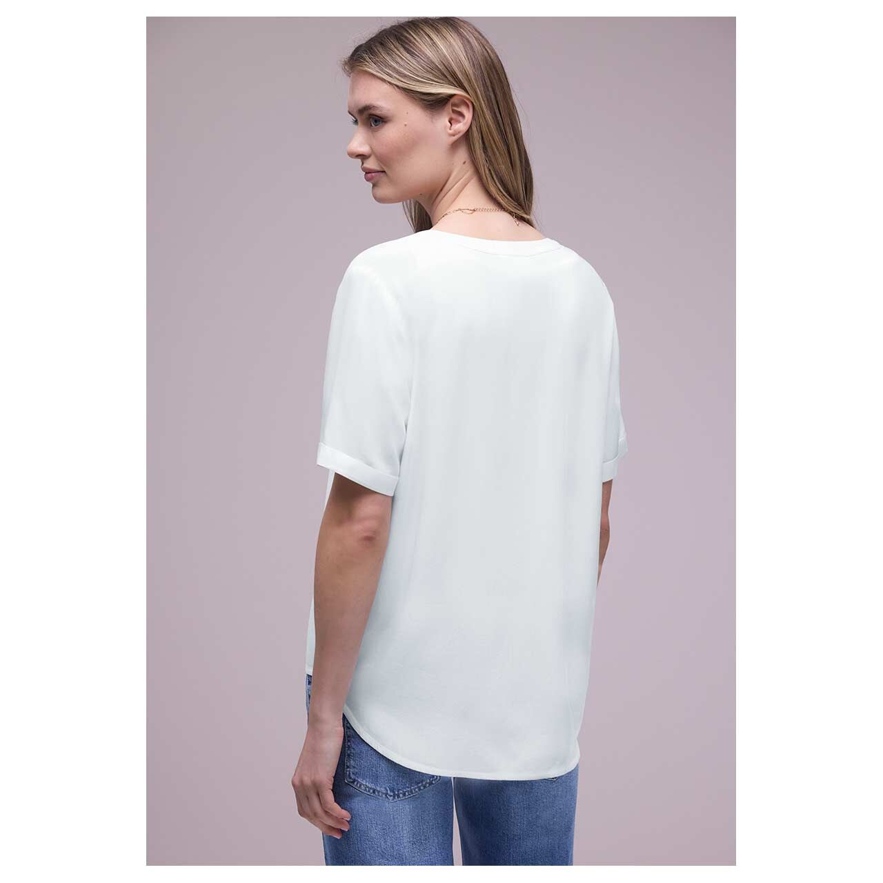 Damen Kurzarm Bluse Splitneck Turn-Up von Street One in Cremeweiß, Rückansicht am Model