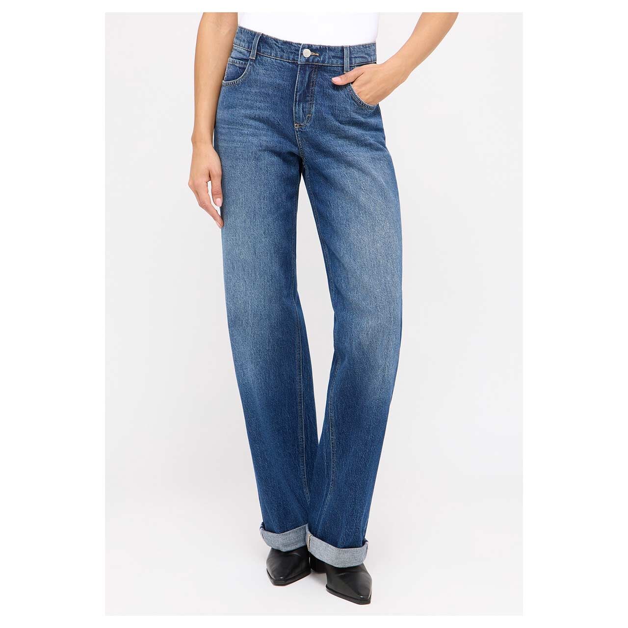 Stretch Damenjeans Liz TU von Angels in Blau angewaschen, Vorderansicht am Model