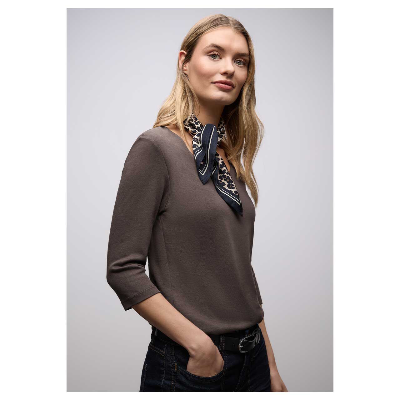 Damen 3/4 Arm Shirt von Street One in Dunkelbraun, Ganzkörperansicht Model vorne