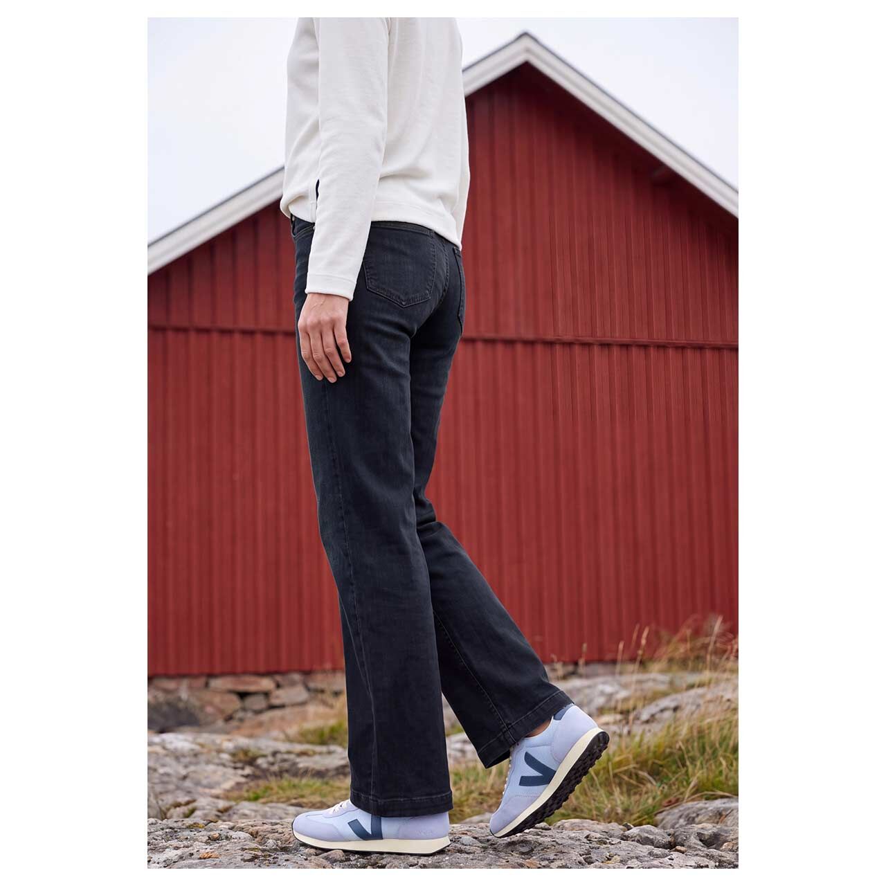 Neele Wideleg Jeans von Cecil in Dunkelblau angewaschen, Seitansicht am Model