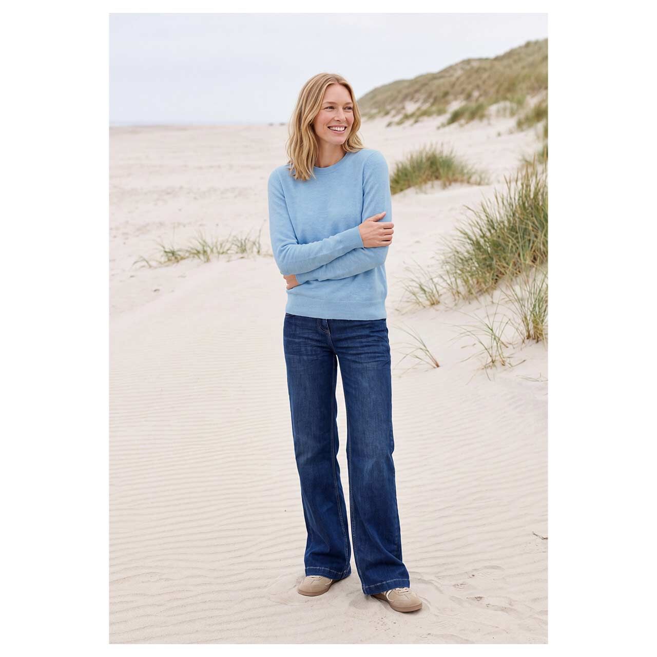 Damen Pullover Cosy Roundneck von Cecil in Hellblau meliert, Ganzkörperansicht am Model