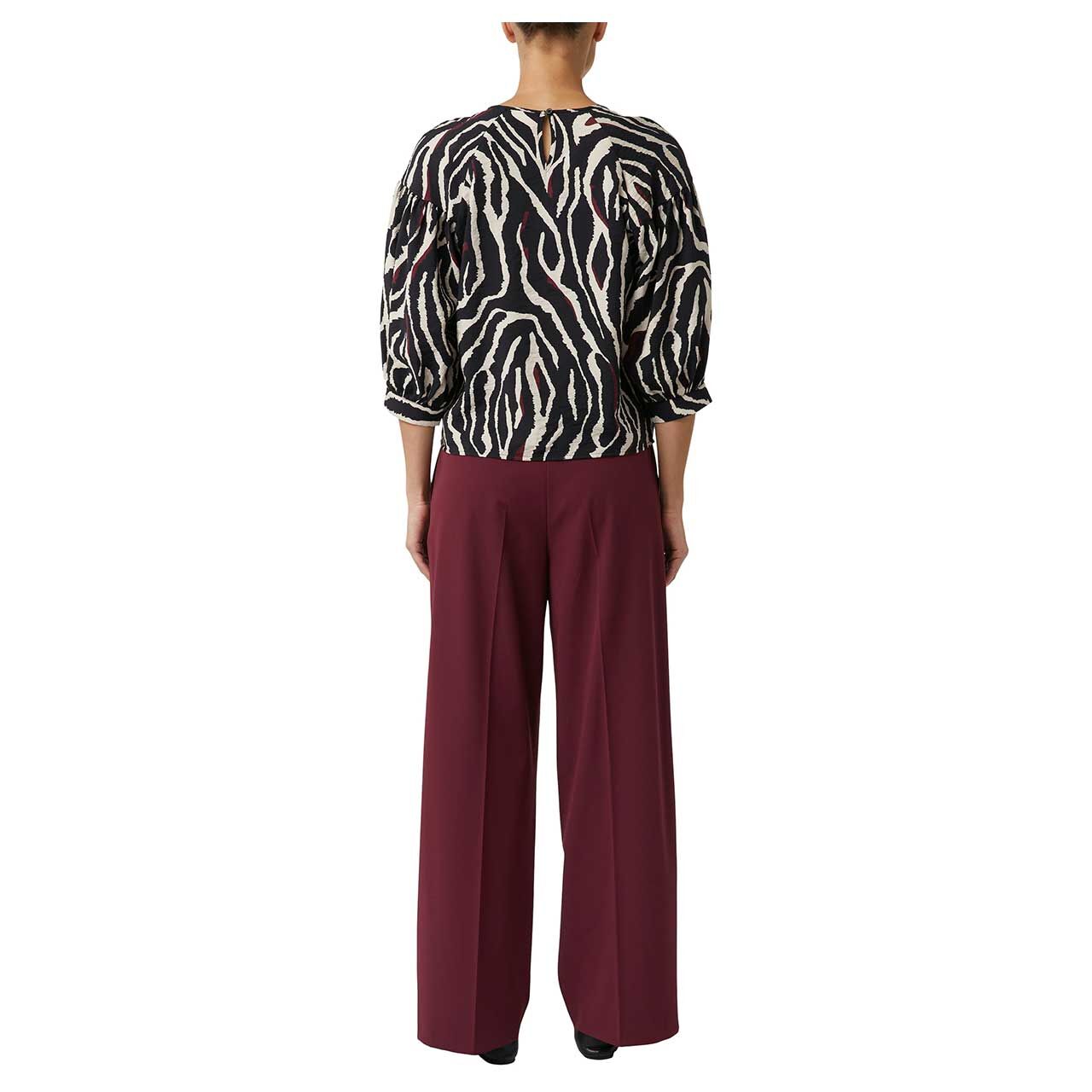 Damen 3/4 Arm Bluse von Comma in Burgunderrot mit Print, Rückansicht am Model