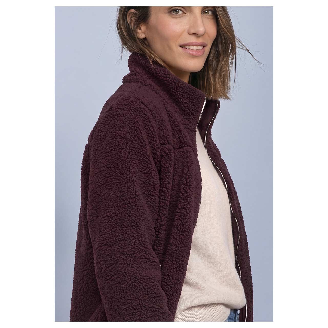 Damen Teddyjacke Short Jacket von Street One in Lila, Detailansicht am Model von der Seite