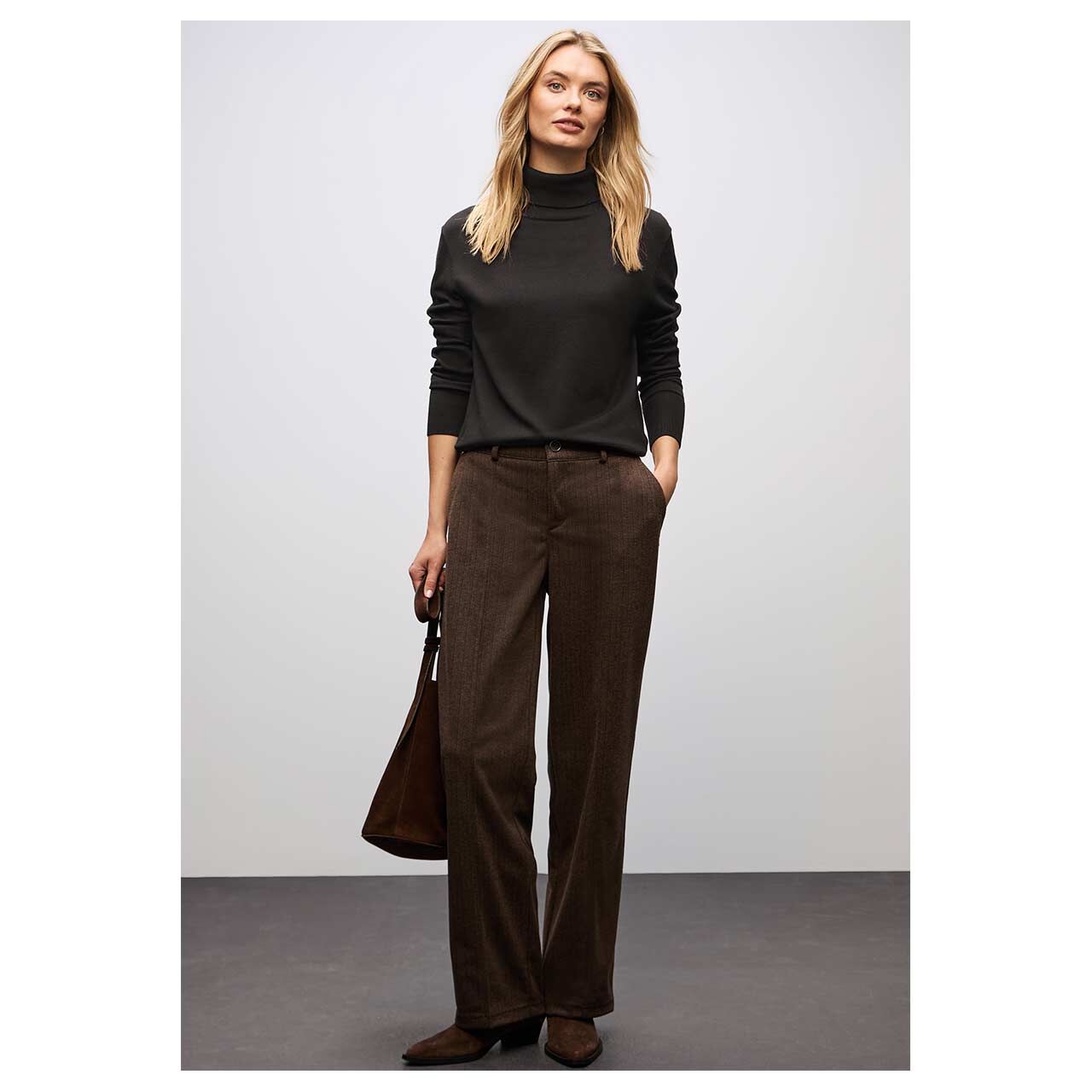 Damen Rollkragen Pullover Basic Roll-Neck von Street One in Dunkelbraun, Ganzkörperansicht am Model