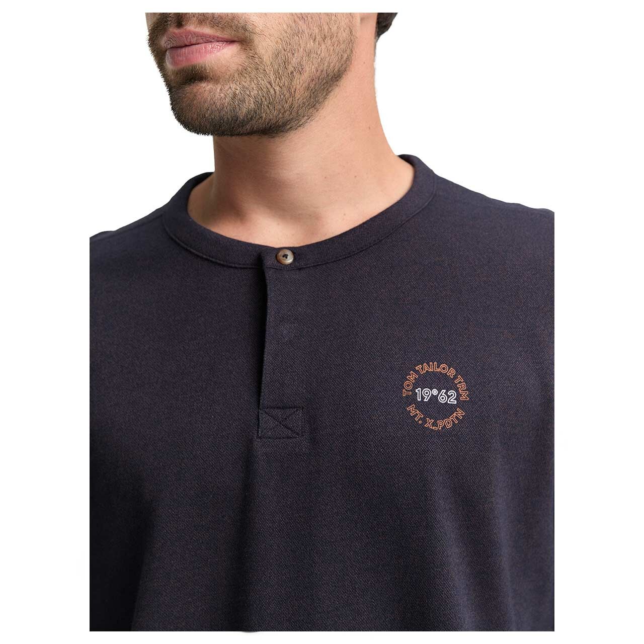 Herren Langarm Shirt Henley von Tom Tailor in Dunkelbraun meliert, Detailansicht am Model