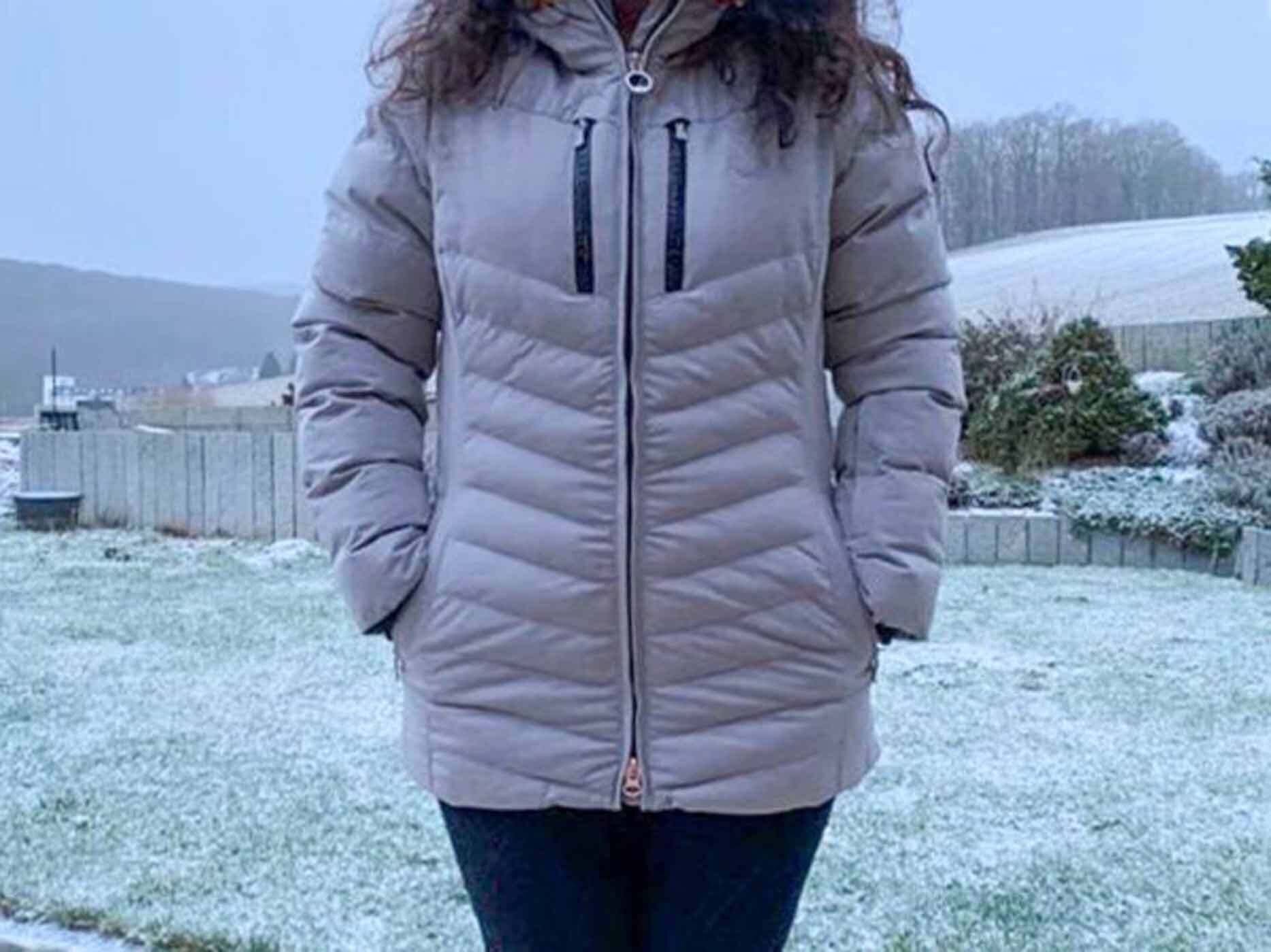 Junge Frau tr&auml;gt die Wellensteyn Carmenere Lady in Hellgrau.