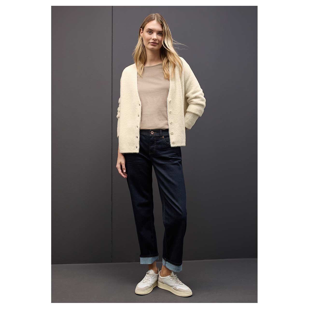Damen Strickjacke Fluffy Cardigan von Street One in Hellbeige, Ganzkörperansicht am Model