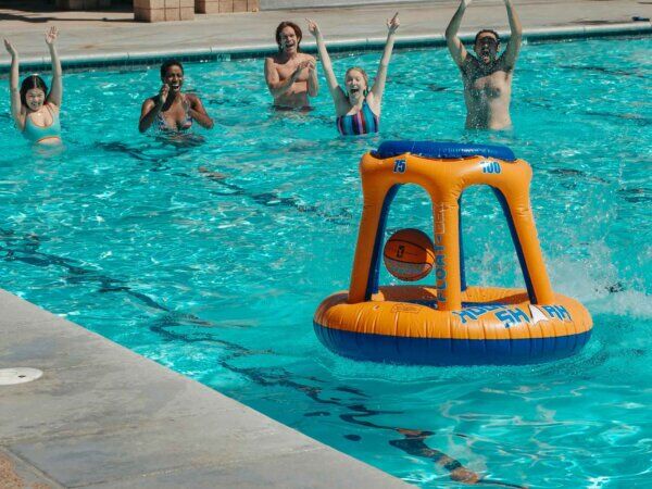 Menschen spielen im Pool Ball.