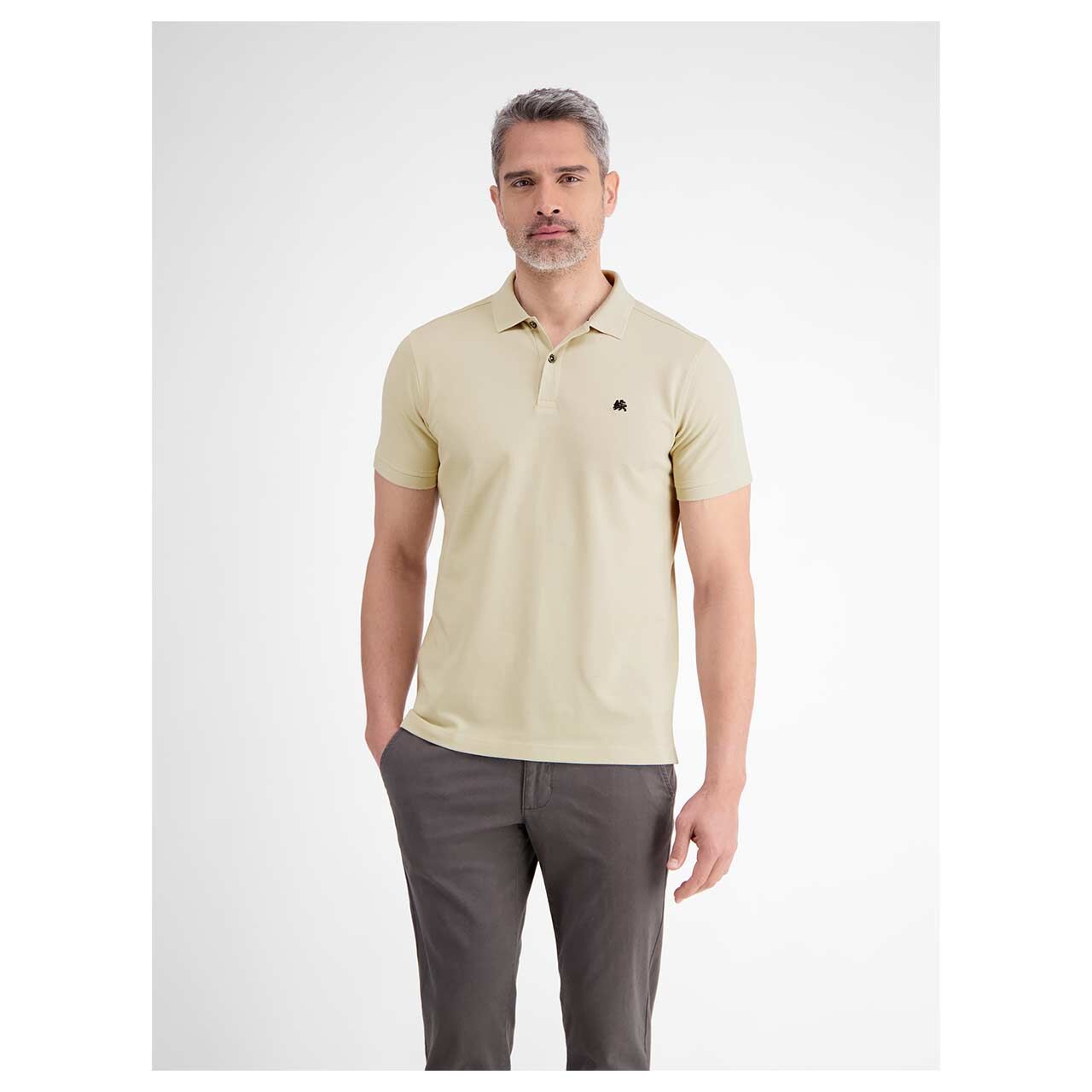 Herren Piqué Poloshirt von Lerros in Hellbeige mit der Farbnummer 108, Vorderansicht am Model