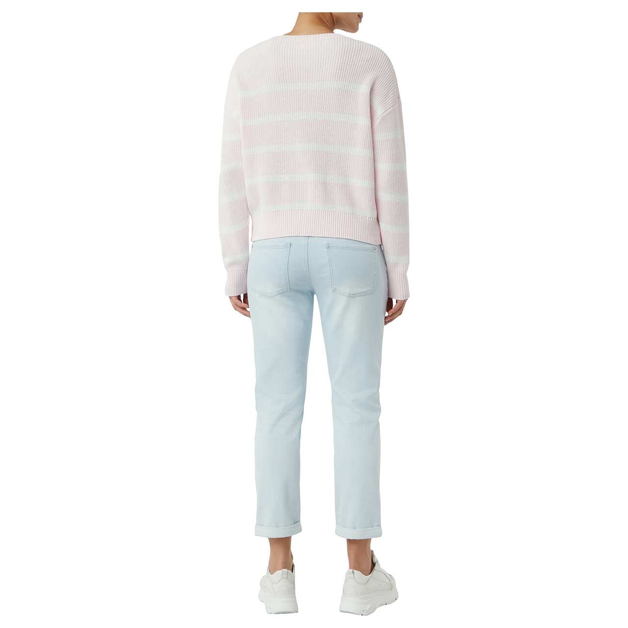 Weitaufnahme Model, Rückansicht des Damen Pullovers von s.Oliver in Rosa mit Print 