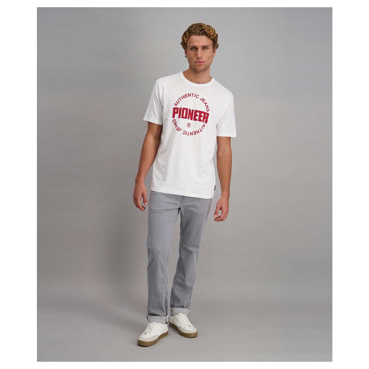 Stretch Herren Baumwollhose Rando Megaflex in Hellgrau von Pioneer, Ganzkörperansicht am Model