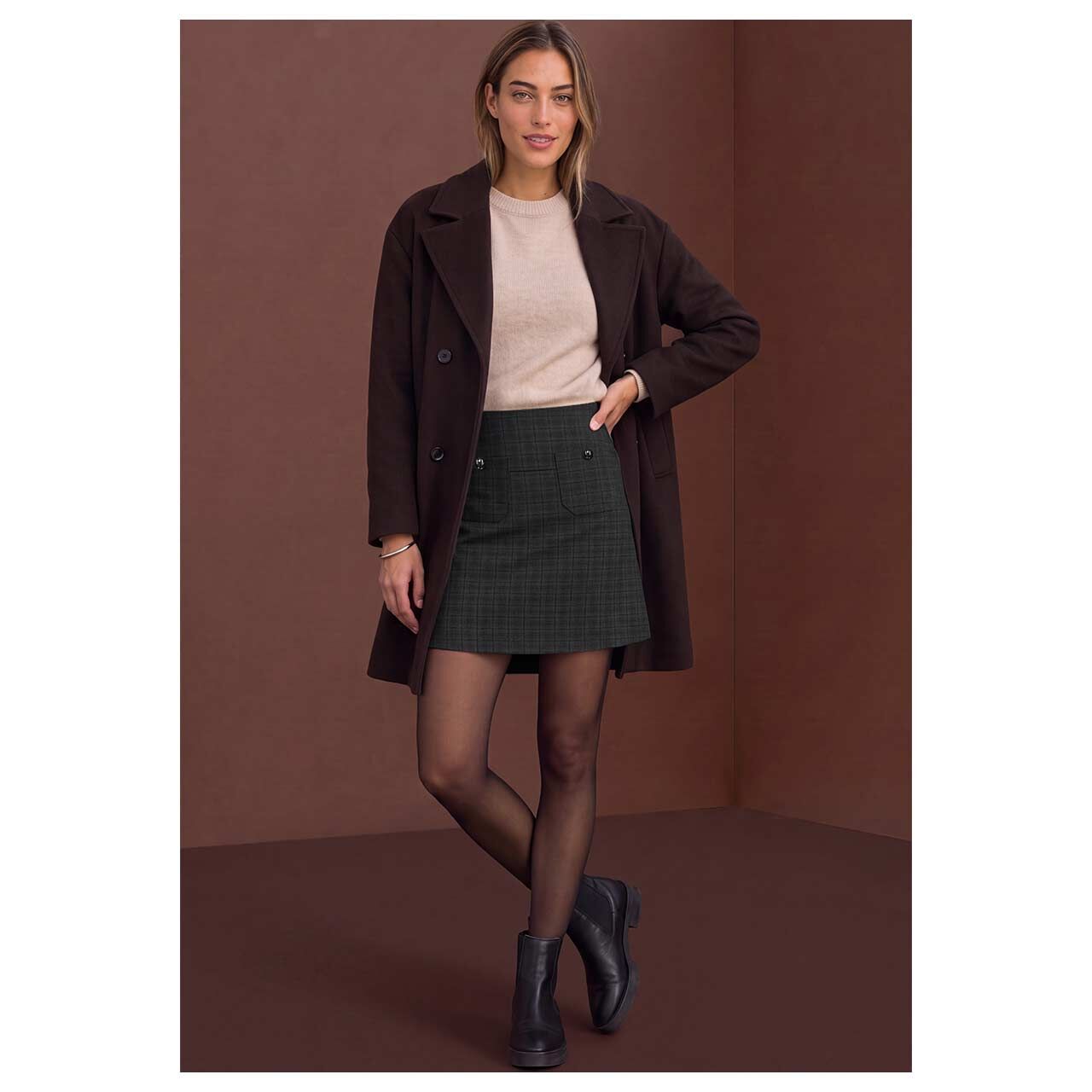 Damen Rock Lou Pockets von Street One in Schwarz kariert, Ganzkörperansicht am Model