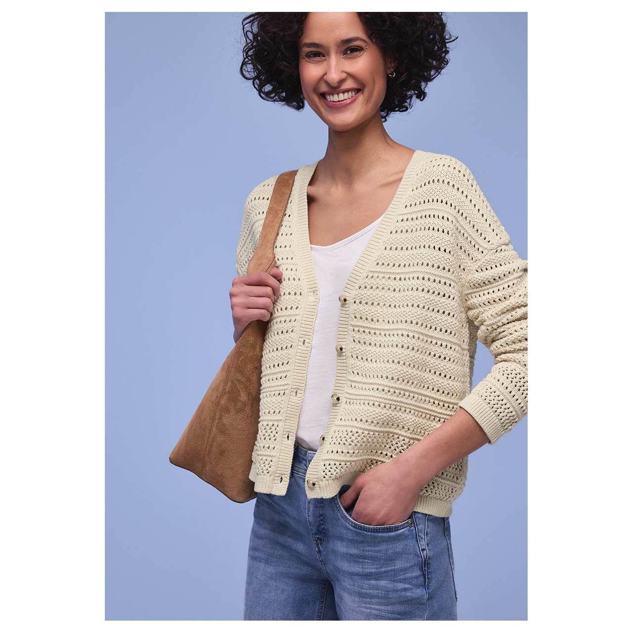 Damen Strickjacke Structure Cardigan von Street One in Hellbeige, Vorderansicht am Model