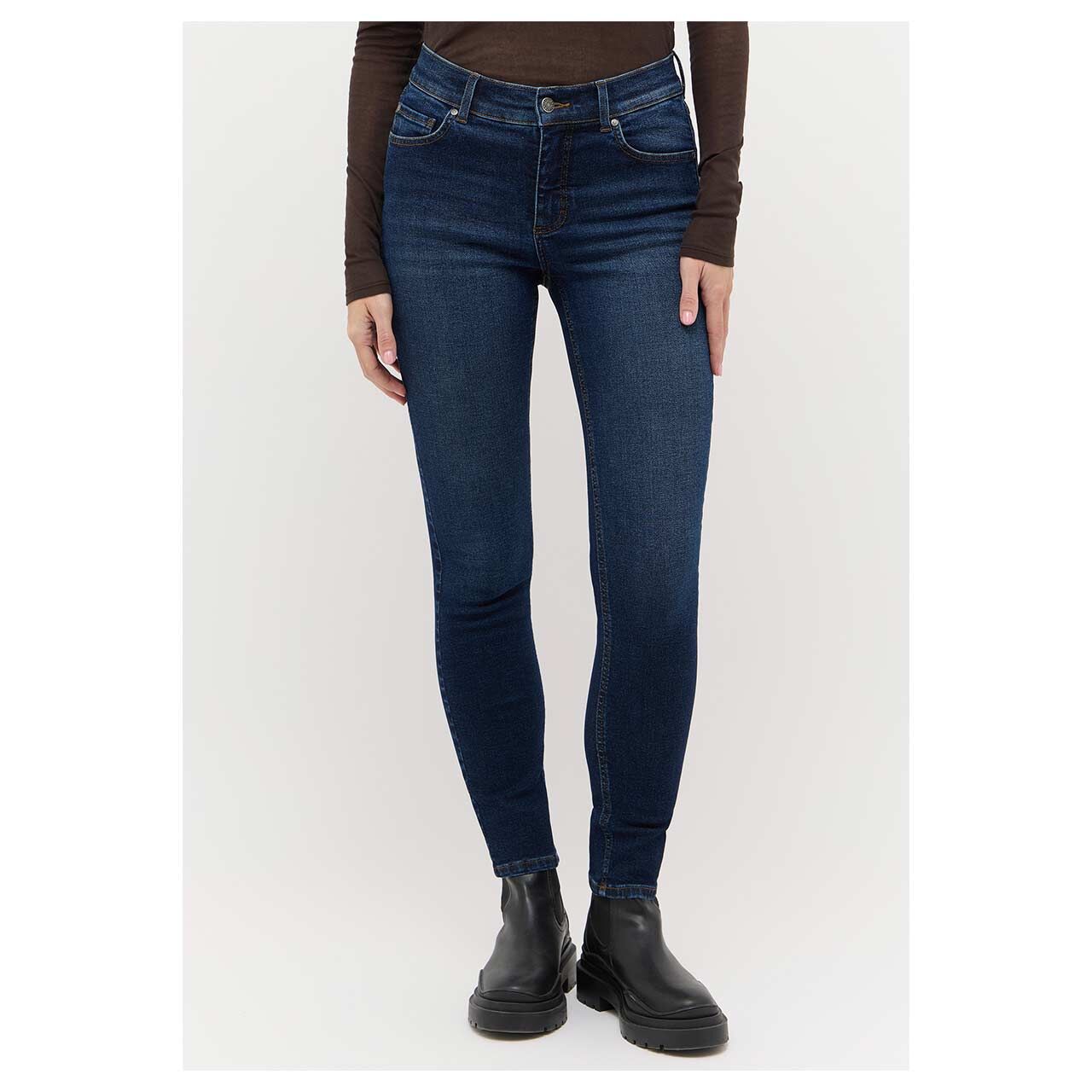 Damenjeans Skinny von Angels in Dunkelblau angewaschen, Vorderansicht am Model
