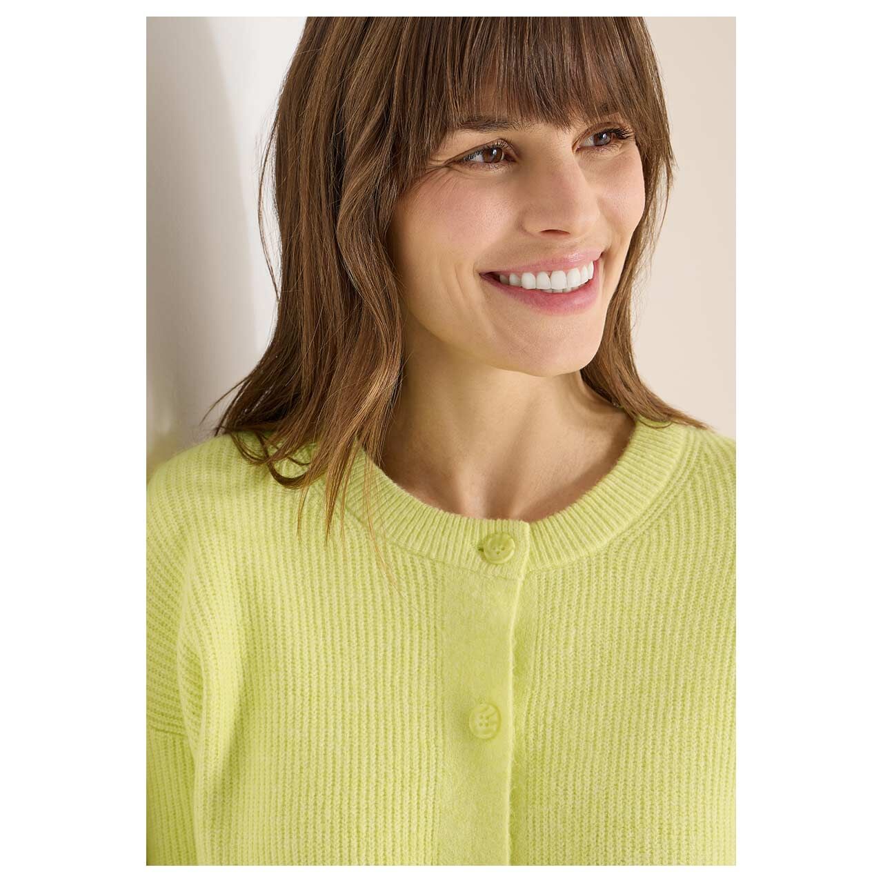 Damen Strickjacke Short Cardigan von Cecil in Gelb meliert, detaillierte Vorderansicht am Model