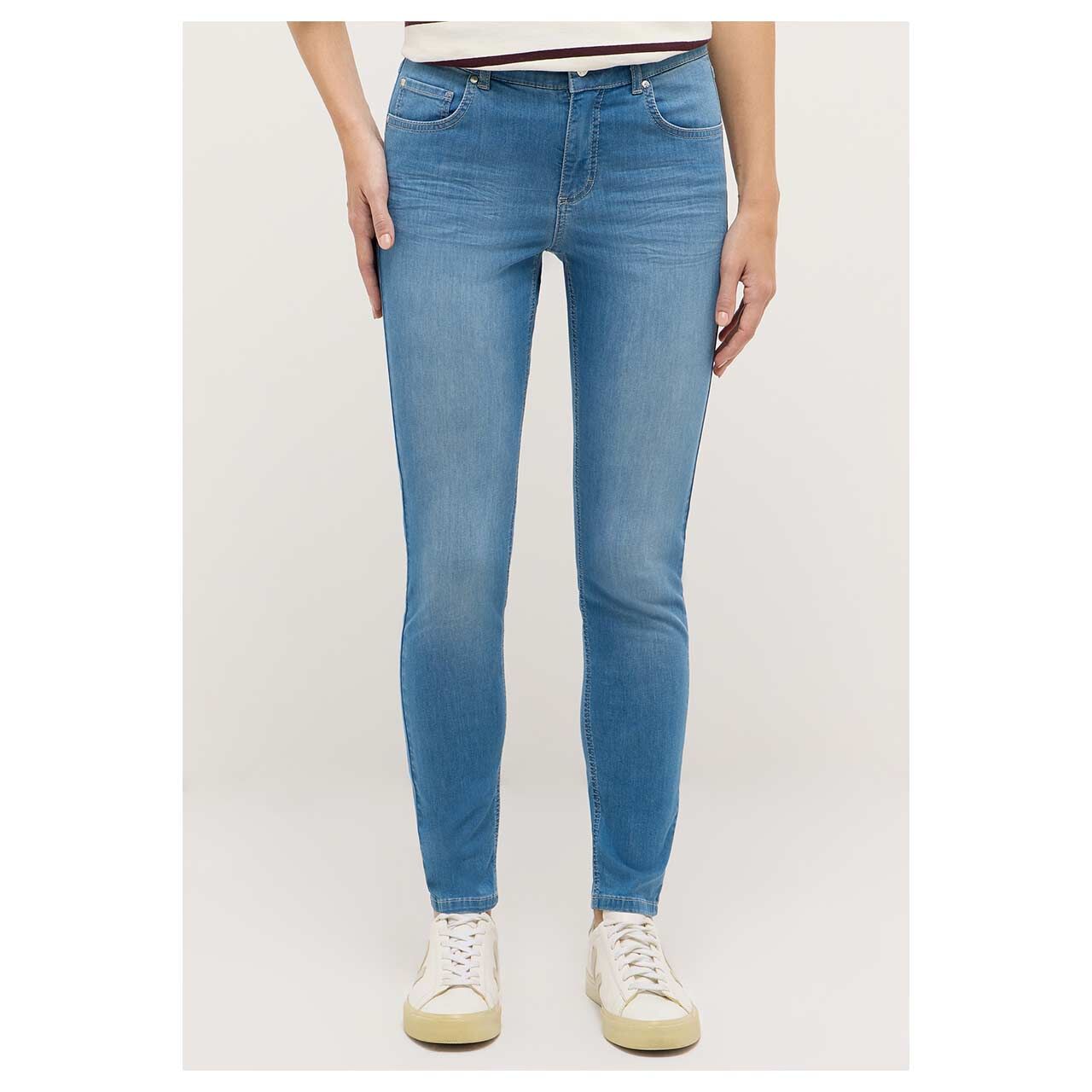 Damenjeans Cici von Angels in Mittelblau angewaschen, Vorderansicht am Modell