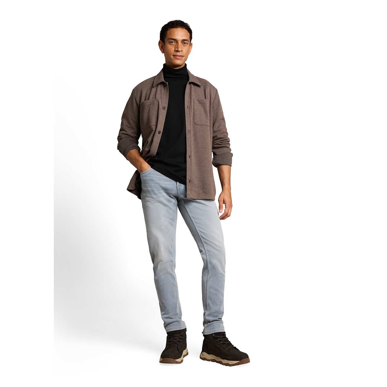 Herren Rollkragen Langarm Shirt Turtleneck von Tom Tailor in Schwarz mit Print, Ganzkörperansicht am Model