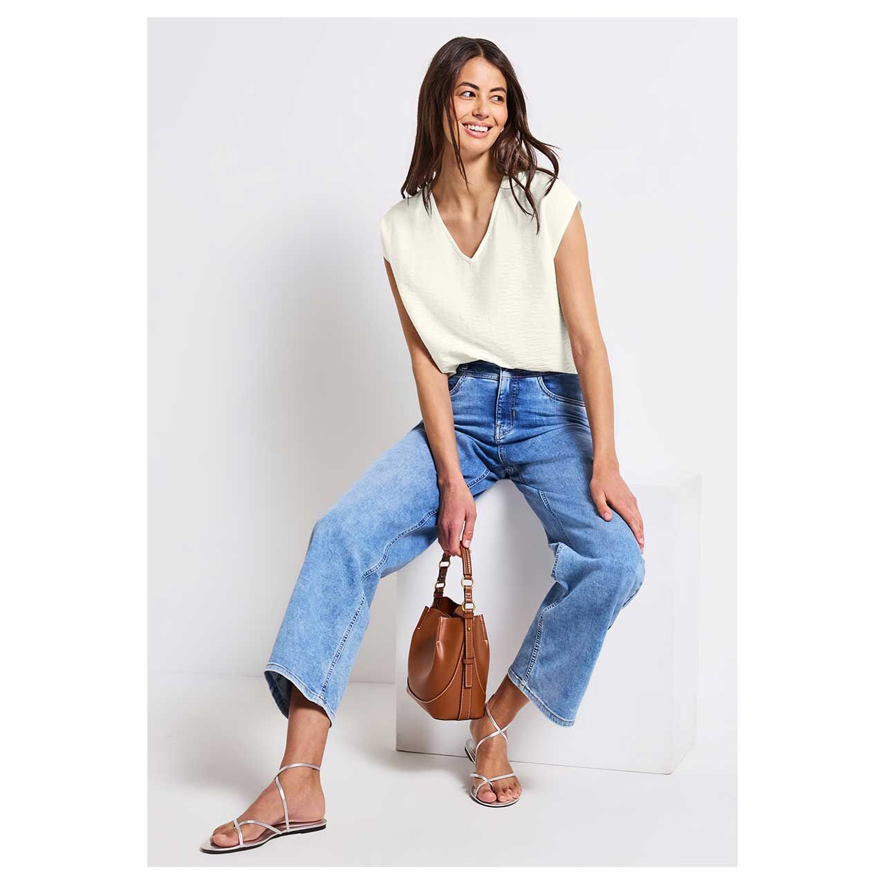Damen Bluse V-Neck Dropped Shoulders von Street One in Cremeweiß, detaillierte Ansicht am Oberkörper