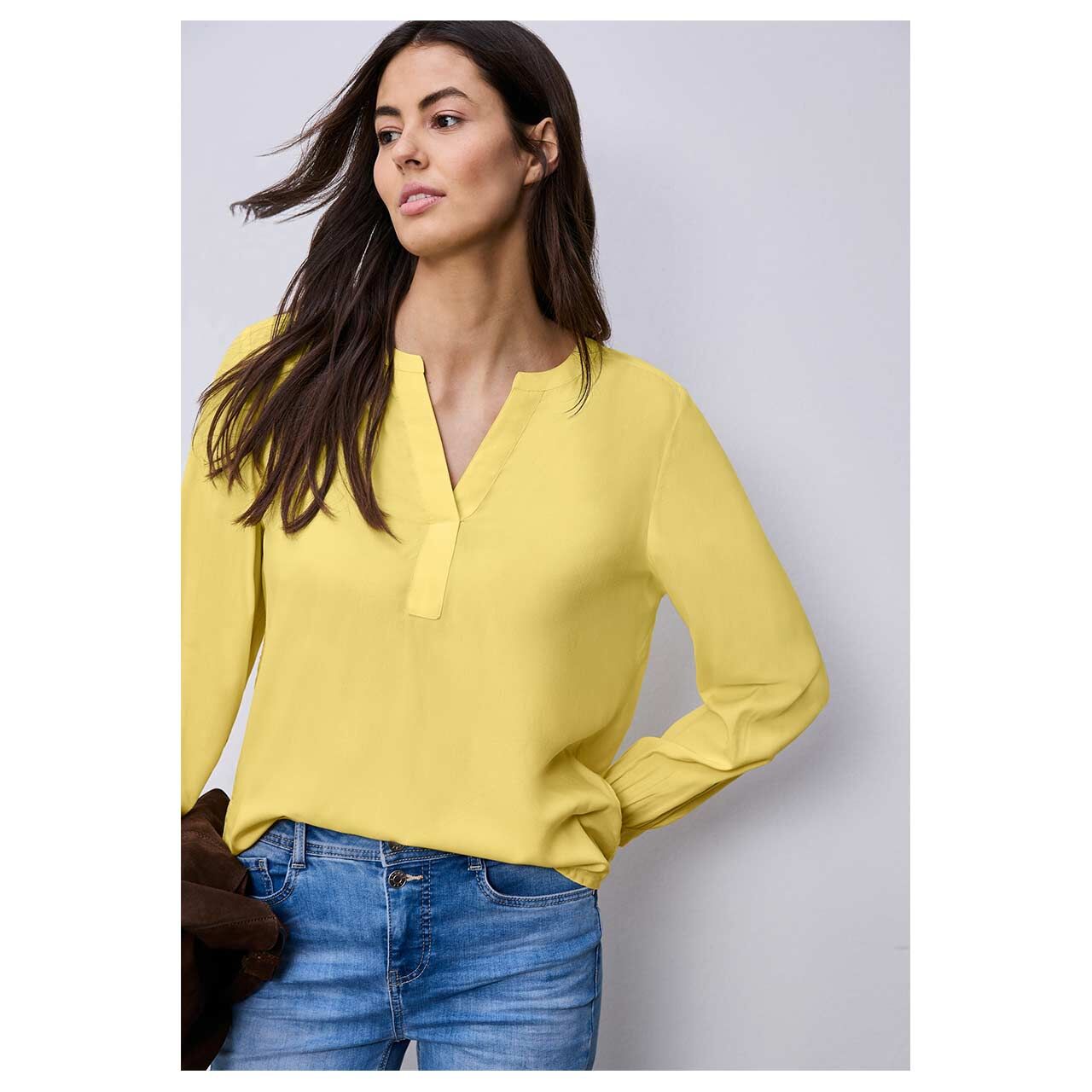 Damen Langarm Bluse Splitneck Tunic Uni von Street One in Gelb, Vorderansicht am Model gestylt